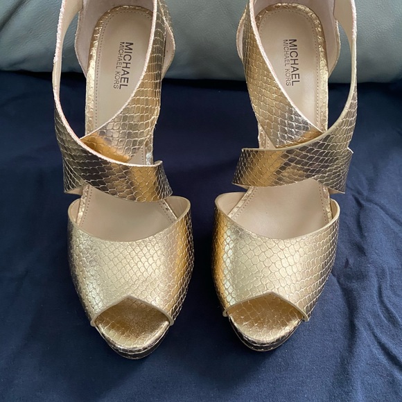 Shoes - Picture 2 of 7